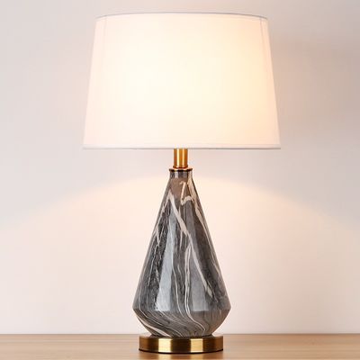 Άσπρη κεραμική βάση D35*H63CM E27 85lm/W επιτραπέζιων λαμπτήρων σκιάς υφάσματος πλευρών μελέτης