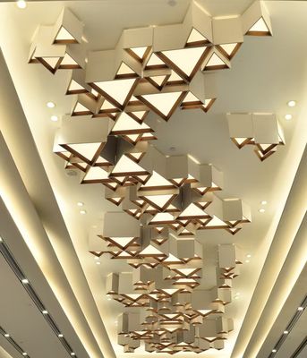 Μη τυποποιημένο Custom Hotel Engineering Light Τμήμα πώλησης Αίθουσα συμμαχίας τραπέζι Γεωμετρία Τρίγωνο Φως οροφής LED