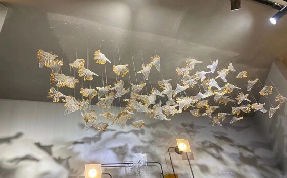 Προσαρμοσμένο διακοσμητικό γυάλινο κρεμαστό φως λόμπι ξενοδοχείου, μοντέρνο φωτιστικό LED οροφής, αξεσουάρ με χρυσά φύλλα