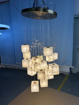 Προσαρμοσμένο μοντέρνο πολυτελές τετράγωνο LED χάλκινο πολυέλαιο με μεγάλο κρεββάτι αλαμπάστρου ρυθμιζόμενο ύψος για καθιστικό