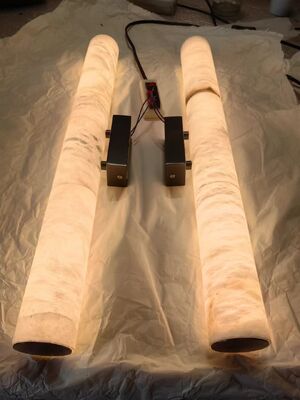 Σύγχρονη κρεβατοκάμαρα Δίπλα στο κρεβάτι Χρυσό και μαύρο LED τοίχωμα Φως Ισπανικό φυσικό αλαμπάστρο